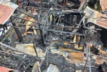 Kios pasar Bukittinggi, hangus terbakar oleh api yang menyambar sebanyak 25 kios, di makan sijago mera