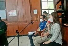 Saya di boking pak polisi di bayar 11 juta menemani pesta sabu sabu ujar Chinara mahasiswi pekerja sex frelanc