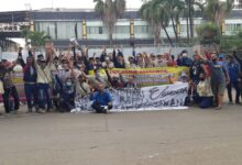 115 karyawan PT IKA dan PT IAI gruduk perusahaan Karna tidak mau melaksanakan putusan pengadilan industrial.