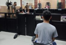 Tatang di sidangkan hanya tertunduk di hadapan hakim Fathul mujib SH MH