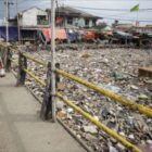 Sampah Di Kali prancis menumpuk, pihak Dinas Terkait belum ada upaya pembersihan