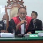 Akhirnya Bupati Bandung Barat, Jawa Barat, tadi siang jumat, resmi, saat ini menjadi penghuni rutan