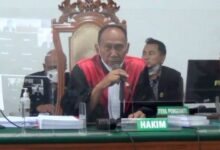 Akhirnya Bupati Bandung Barat, Jawa Barat, tadi siang jumat, resmi, saat ini menjadi penghuni rutan