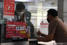 Dengan pelaynan secara elotronik ini mempermudah nasaba bertransaksi di mana saja