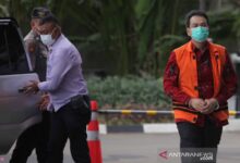 KPK memeriksa Azis Syamsuddin sebagai tersangka dalam kasus dugaan pemberian suap pencairan anggaran DAK