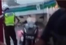 Viral polisi minta bawang satu karung ke sopir truk. Di kasih saratus ribu ga mau malah minta bawang ujar sopir dalam Vidio.