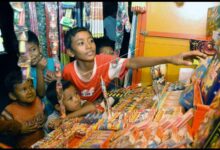 Saat Tahun Baru dan Natal Perusahaan dan pegagang kembang api bangkrut tidak ada pembeli