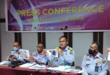 Diduga Warga China mulai membuat kerusuhan di papua, karena kurang ketatnya para beacukai di bandara