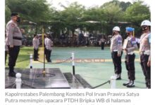 Kapolrestabes Palembang Kombes Pol Irvan Prawira Satya Putra memimpin upacara PTDH Bripka WB di halaman Papolrestabes Palembang