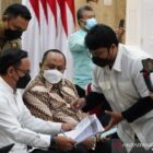 Menurut Penilaian Ketua DPRD bersama Anggota Fraksi bahwa PT. MNR belum bisa din terima