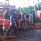 Warga lagi enak-enaknya lagi tidur dan bermimpi terbang kebulan, begitu terbangun ada api di kamarnya