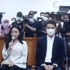 Artis Rachel Vennya Cs di hukum 4 bulan penjara denda 50 juta. Terbukti melanggar prokes dalam sidang sungkat di PN TNG