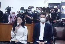 Artis Rachel Vennya Cs di hukum 4 bulan penjara denda 50 juta. Terbukti melanggar prokes dalam sidang sungkat di PN TNG