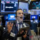 Saham Wall Street naik tajam pada akhir perdagangan Jumat (Sabtu pagi WIB), menlonjak tinggi pengaruhnya modal