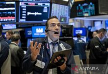 Saham Wall Street naik tajam pada akhir perdagangan Jumat (Sabtu pagi WIB), menlonjak tinggi pengaruhnya modal
