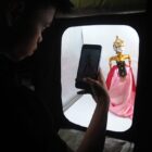 Perajin memotret produk wayang golek yang dipesan melalui pasar daring di UKM Golek Waris