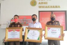 Di awal tahun 2022 Kejati Banten beri penghargaan Kejaksaan Negeri Kota Tangerang atas capaian kinerja yang baik