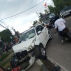 Mobil Plat Merah Diduga Milik Inspektorat Kabupaten Tangerang Alami Kecelakaan di Jalan Raya Serang.