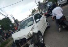 Mobil Plat Merah Diduga Milik Inspektorat Kabupaten Tangerang Alami Kecelakaan di Jalan Raya Serang.