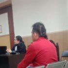 Terdakwa Ahmad Hamdan memakai celana sobek sobek rambut di kuncir tidak menghormati sidang pengadilan negeri.