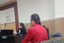 Terdakwa Ahmad Hamdan memakai celana sobek sobek rambut di kuncir tidak menghormati sidang pengadilan negeri.