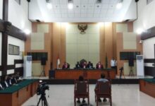 Jaksa sebelumnya menuntut terdakwa Haris Azhar hukuman penjara.