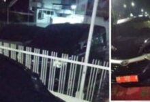 Mobil plat merah milik sekda Kabupaten Kuantan Singingi di buat ugal ugalan anaknya nyungsep sampai hancur jam 03 malam.