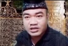 Orang pakai peci hitam dan baju hitam ini para KH dan Ust minta tangkap.