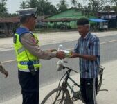 Jumat Barokah,Kasat Lantas Polres Batu Bara Berbagi Kebahagiaan Dengan Masyarakat.