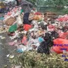 Sampah menggunung di pinggir kali, pihak dinas terkait pura-pura tak tahu.