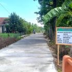 Desa Banjarsari kulon membangun infrastruktur jalan rabat beton untuk memperlancar transportasi.