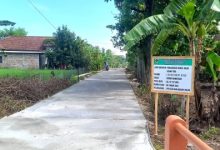 Desa Banjarsari kulon membangun infrastruktur jalan rabat beton untuk memperlancar transportasi.