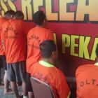 HEBOH 14 TAHANAN POLSEK METRO TANAH ABANG JAKARTA PUSAT MELARIKAN DIRI JEBOL TERALIS.