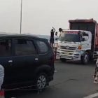 Para pemudik sempat berada di tol penyebrangan jembatan Suramadu, Surabaya menuju madura terhenti.