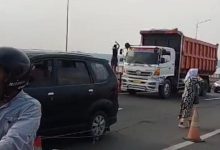 Para pemudik sempat berada di tol penyebrangan jembatan Suramadu, Surabaya menuju madura terhenti.