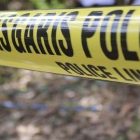 Seorang ibu beraninya menghakimi anak perempuannya dengan sebila pisau dapur.