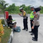 Kasat Lantas Bersama Personil Polres Batu Bara Melakukan Kegiatan Jumat Sedekah