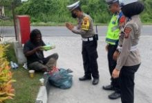 Kasat Lantas Bersama Personil Polres Batu Bara Melakukan Kegiatan Jumat Sedekah