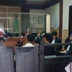 Imam samudra disidangkan kepemilikan 7 clurit 1 samurai dan 1 stik golf untuk tawuran.