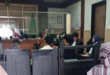 Imam samudra disidangkan kepemilikan 7 clurit 1 samurai dan 1 stik golf untuk tawuran.