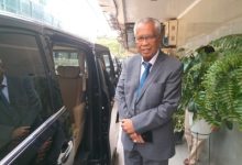 Kaligis bahwa Bambang dianggap melanggar pasal 242 ayat (1) KUHP junto pasal 55 ayat (1) ke-1 dan ke-2 KUHP junto pasal 56 KUHP.