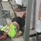 WANITA KOBOY BAWA SAMURAI SIANG HARI BUNUH PENJAGA TOKO HINGGA TEWAS JADI TONTONAN WARGA PERUMNAS.