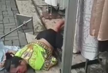 WANITA KOBOY BAWA SAMURAI SIANG HARI BUNUH PENJAGA TOKO HINGGA TEWAS JADI TONTONAN WARGA PERUMNAS.