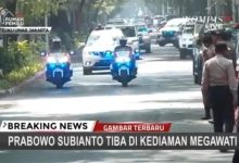 Petinggi partai Garindra dan PDIP berjabatan tangan dan ada hal yang di bicarakan, Megawati dan Prabowo.