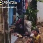 Terkadang bapak anak laki-laki ini terkadang dapat makan 1 kali sehari.