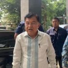 Terdakwa Galaila sempat pucat, karena saat bertemu di ruang sidang muka JK juga ikut padam.