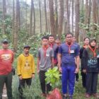 Hijaukan kawasan camping perhutani tanam bibit buah bersama wapenala SMAN 5 KABUPATEN Madiun.