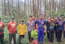 Hijaukan kawasan camping perhutani tanam bibit buah bersama wapenala SMAN 5 KABUPATEN Madiun.