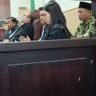 HENGKY SUSANTO DAN HENDRA DI TINTUT 5 TAHUN PENJARA. ISTRI TERDAKWA NGAMUK DI LUAR SIDANG PENGADILN NEGERI TANGERANG.
