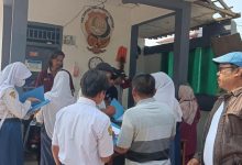 Orang tua siswa di buat panas dingin takut anaknya tidak di terima sekolah favorit sman11 Sepatan.